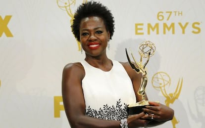 Viola Davis exibe seu Emmy ap&oacute;s a premia&ccedil;&atilde;o. 