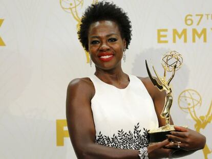 Viola Davis exibe seu Emmy ap&oacute;s a premia&ccedil;&atilde;o. 