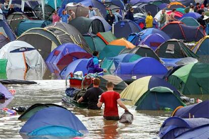 El agua llegó a cubrir muchas de las tiendas de campaña de los aficionados que acudieron al festival.