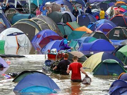 El agua llegó a cubrir muchas de las tiendas de campaña de los aficionados que acudieron al festival.
