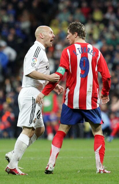 Real Madrid 2 - Atltico 1. Gravesen se encara con Fernando Torres tras un lance del encuentro.