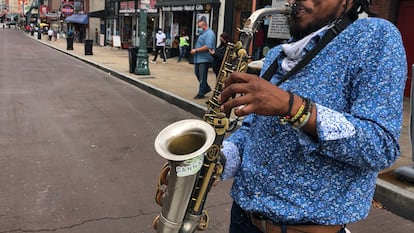 O saxofonista Coleman Garrett II em uma rua de Memphis.