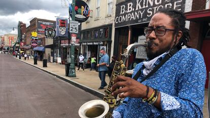 O saxofonista Coleman Garrett II em uma rua de Memphis.