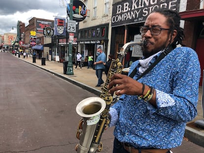 El saxofonista Coleman Garrett III en una calle de Memphis. / A. M.