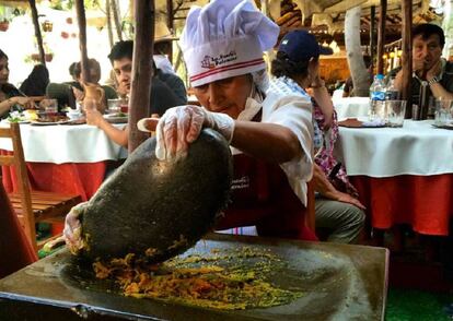 Una cocinera en un restaurante en el centro de Arequipa.