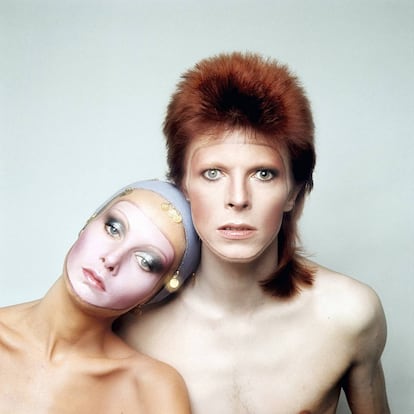 Twiggy con David Bowie en la portada de Pin Ups (1973).