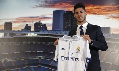 Marco Asensio posa durante su presentaci&oacute;n con la camiseta del Real Madrid.