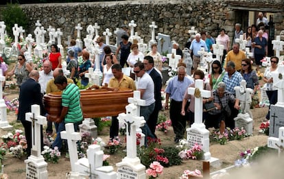 Familiares y amigos acompañan al féretro de Gerardo Yusta Yuste, de 78 años, fallecido ayer en el accidente de autobús ocurrido ayer en Tornadizos (Ávila), en la localidad abulense de San Juan de la Nava. 