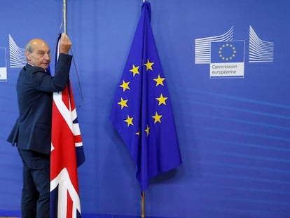 Las banderas brit&aacute;nica y europea, el d&iacute;a del lanzamiento de la negociaci&oacute;n del Brexit en Bruselas.