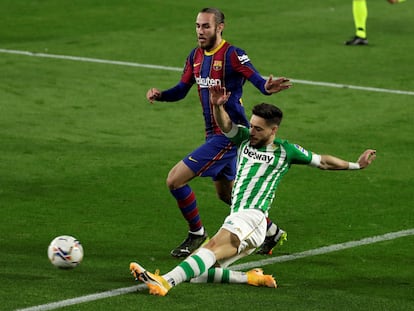 El defensa del Betis Álex Moreno centra ante Óscar Mingueza este domingo en el Benito Villamarín