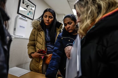 Petición y protesta conjunta de cientos de solicitantes de asilo que van a denunciar el abandono sufrido por parte de las instituciones, en el Defensor del Pueblo.