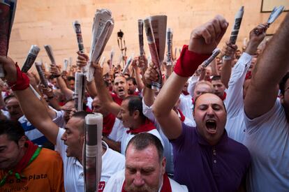 Corredores durante el canto a San Fermín antes del encierro.