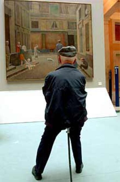 Henri Cartier-Bresson contempla <b></b><i>Passage du Commerce-Saint-André,</i> de Balthus, en el Palazzo Grassi de Venecia.