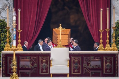 El féretro con los restos mortales de Joseph Ratzinger es trasladado desde la basílica a la plaza de San Pedro. 