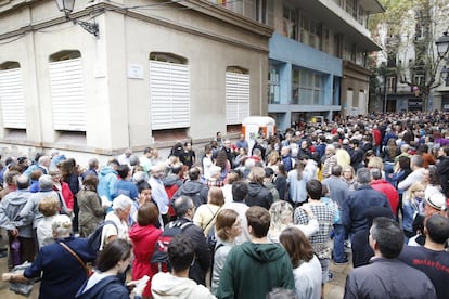 Centenas de pessoas esperam sua vez para votar no referendo independentista em uma escola de Barcelona.