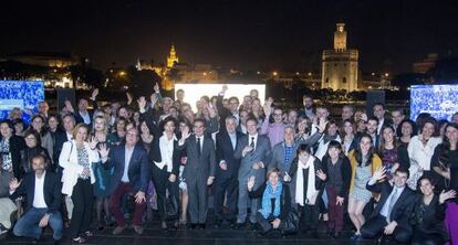 El director general de la Fundación Bancaria La Caixa, Jaume Giró, con representantes de las asociaciones de Voluntarios de La Caixa de España, en Sevilla.