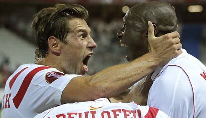 M’Bia celebra su gol al Feyenoord con su compañero Krychowiak.