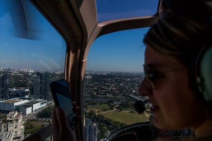 Aquela segunda-feira, segundo a funcionária da Uber, estava mais movimentada que o normal e, geralmente, a demora não passa de meia hora. Ao desligar, a reportagem do EL PAÍS recebeu uma mensagem de texto avisando que viajaria em um helicóptero da companhia AirJet e que a duração de voo seria de 3 minutos.