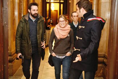 Elsa Artadi (centro), este jueves en el Parlamento de Cataluña.