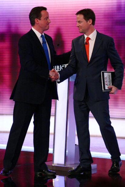 David Cameron, Partido Conservador, saluda a Nick Clegg, Partido Liberal Demócrata, al finalizar el tercer y último debate televisado entre los principales candidatos en las elecciones legislativas del Reino Unido, celebrado en la Universidad de Birmingham.