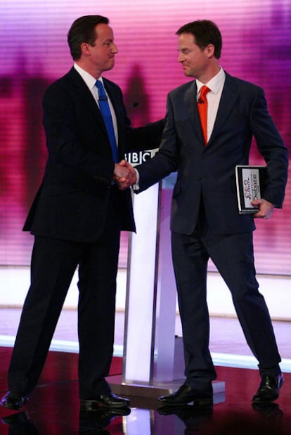 David Cameron, Partido Conservador, saluda a Nick Clegg, Partido Liberal Demócrata, al finalizar el tercer y último debate televisado entre los principales candidatos en las elecciones legislativas del Reino Unido, celebrado en la Universidad de Birmingham.