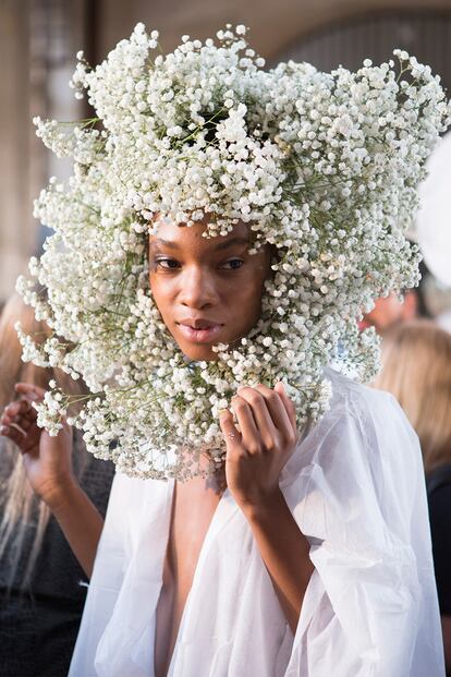 En su último desfile alta costura en París Rodarte he llevado las coronas de flores a otra dimensión. Nada de pequeños pétalos repartidos por la melena. Las hermanas Mulleavy han creado piezas que cubren por completo la cabeza (a modo de casco) convirtiendo a las chicas Rodarte en un jardín –de paniculata– viviente.