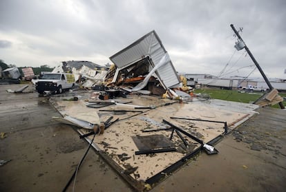 El tornado ha arrancado casas y negocios en Richland, Misisipí.
