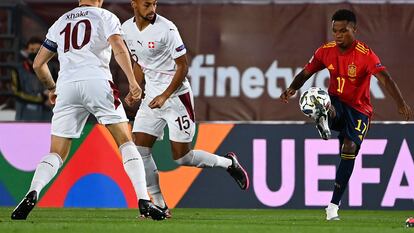 Ansu Fati controla el balón ante Djibril Sow (centro)y Granit Xhaka este sábado en el Estadio Alfredo Di Stéfano.