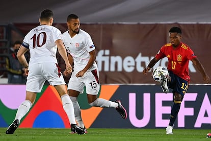 Ansu Fati controla el balón ante Djibril Sow (centro)y Granit Xhaka este sábado en el Estadio Alfredo Di Stéfano.