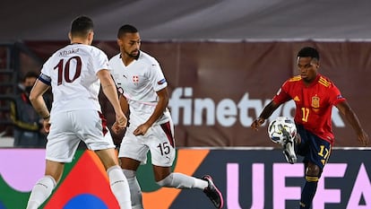 Ansu Fati controla el balón ante Djibril Sow (centro)y Granit Xhaka este sábado en el Estadio Alfredo Di Stéfano.