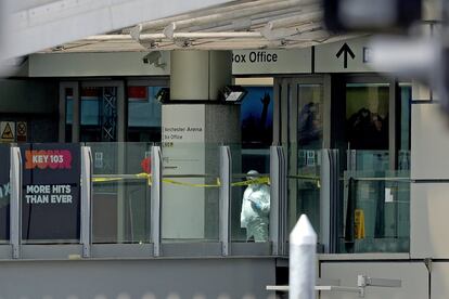 Un miembro de la policia forense la mañana después del atentado en el Manchester Arena.