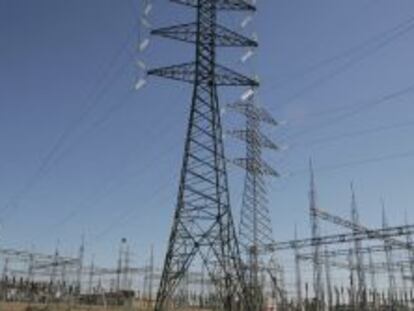 Torres el&eacute;ctricas a las afueras de Salamanca.