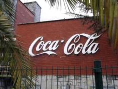 Factoría de Asturbega en Colloto, una de las plantas que Coca-Cola Iberian Partners plantea cerrar con motivo del ERE que la compañía ha propuesto. EFE/Archivo