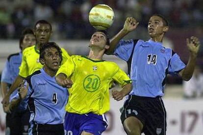 Kerlon ejecuta el <i>regate de la foca</i> en un partido de las selecciones sub 17 de Brasil y Uruguay.