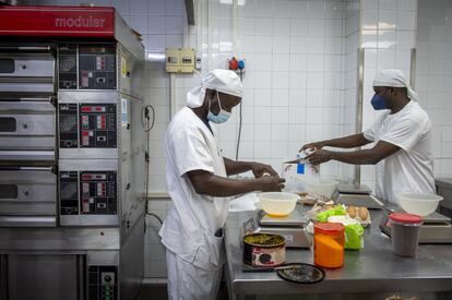 “Mientras hacíamos pan, cruasanes y magdalenas aprendí que no hay que rendirse nunca. Si no llego a hacer el curso, seguiría pensando que no cumpliría mi sueño”, explica Abdoulaye Kande, uno de los cinco alumnos de Nostos África, a la derecha en la imagen. Junto a Mamadou Diouf, prepara los ingredientes para elaborar un pastel.