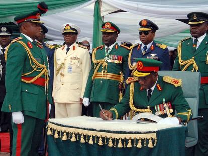 <span >Nigeria' s President Goodluck Jonathan ( sited signs the anniversary register as chiefs of staff look on as part of ceremonies marking the country' s 52nd anniversary of independence from Britain on October 1 2012 in Abuja. Fotografía de AFP/ Emmanuel Wole.</span>
