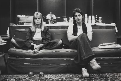 Linda McCartney y Paul McCartney retratados por Humphrey Ocean en 1976.