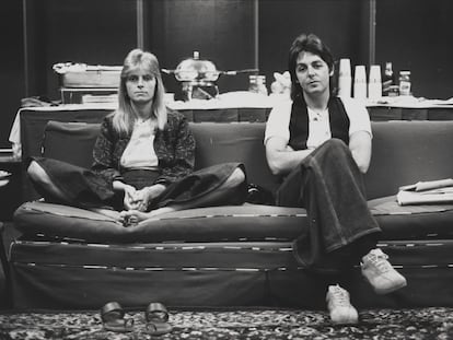 Linda McCartney y Paul McCartney retratados por Humphrey Ocean en 1976.