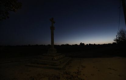 Crucero en el municipio de Villarino de Cebal (Zamora), al atardecer. En este núcleo de población, que forma parte de San Vitero, solo viven tres personas en invierno. Hay ocho personas censadas. Una tarde de otoño, es un territorio fantasma. Un campo de fútbol que nadie usa recibe al visitante. Villarino del Cebal es un espejo en el que nadie en la zona quiere mirarse.