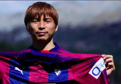 Inui posa con la camiseta del Eibar que alberga publicidad de una firma japonesa.