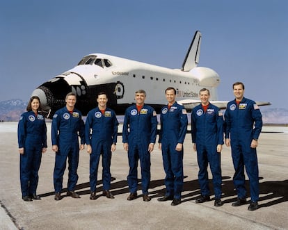 Kathryn Thornton, next to the rest of the crew of the first flight of the 'Endeavour' ferry, in 1992.