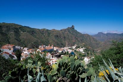 Miguel de Unamuno calificó de “tempestad petrificada” a este municipio de la isla de Gran Canaria, ubicado en medio de una caldera volcánica. Lo forman el casco municipal y 18 barrios. Y destaca por su patrimonio natural, entre el que se encuentra el símbolo de la isla, el Roque Nublo: monolito basáltico resultado de los procesos volcánicos que dieron lugar a la formación de la isla. En la foto se ve Tejeda, con el roque Bentayga al fondo. www.tejeda.es