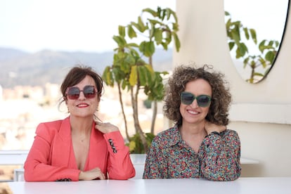 Elvira Lindo (izquierda) y Daniela Fejerman, durante la presentación de 'Alguien que cuide de mí' en el festival de Málaga.