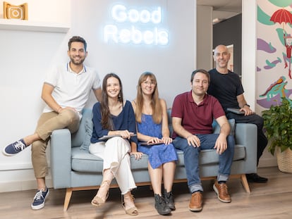 Desde la izquierda, Juanmi Díez, Inés Aguilar, Sara Cabrerizo, Joel Calafell y Kike Valdenebro, trabajadores de Good Rebels, consultora de marketing en la se trabaja cuatro días a la semana.