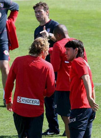 Forlán y Agüero hablan durante un entrenamiento