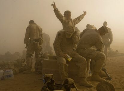 <i>Marines</i> envueltos en una nube de arena provocada por el despegue de los helicópteros.