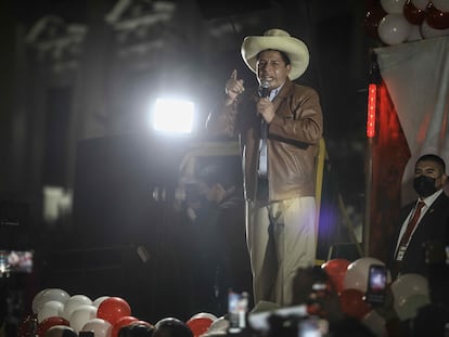 El izquierdista Pedro Castillo ofrece declaraciones durante una manifestación hoy, en Lima (Perú). Por segunda semana consecutiva dos marchas paralelas exhiben la profunda división del Perú entre quienes denuncian, sin pruebas, que hubo "fraude" en las elecciones del pasado día 6 y los que ven un "golpe de Estado" en las maniobras de la candidata Keiko Fujimori para revertir sus resultados.