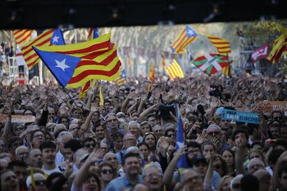 Manifestantes con esteladas en Barcelona durante la concentración ante el Parlament de Cataluña.