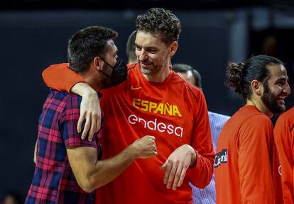 Pau Gasol y Felipe Reyes se abrazan en presencia de Ricky Rubio. efe