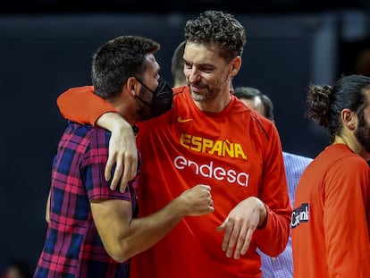 Pau Gasol y Felipe Reyes se abrazan en presencia de Ricky Rubio. efe